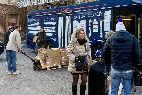 Victime d'un incendie en novembre 2024, la librairie Hisler, fermée depuis l'incident, ouvre un nouveau concept, le "bus librairie" juste avant les fêtes de fin d'année.