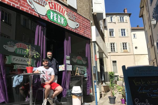 Jonathan Texier, accompagné par un ami commerçant, devant le « Friends Coffee », rue Adrien   Dubouché à Limoges