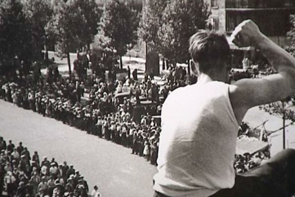 Qu'ils soient anonymes ou signés par des grands photographes, les clichés des années 1934 à 1938 saisissent souvent des poings levés et des instantanés pris sur le vif qui témoignent de l'ampleur du Front Populaire.