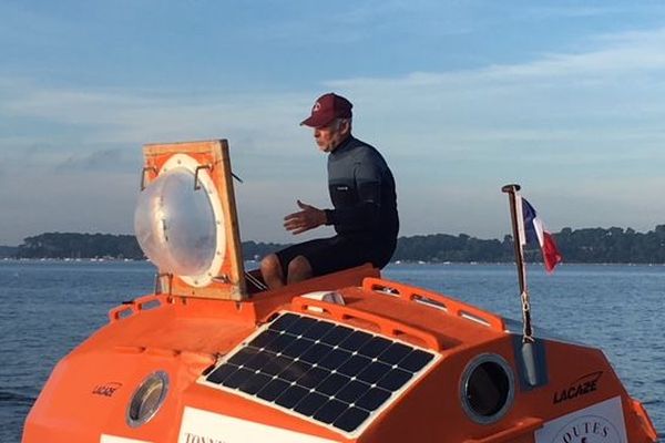 Jean-Jacques Savin sur son tonneau. 