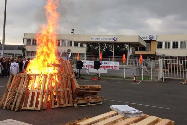 Après l'annonce de la cession de l'usine d'Eu, les salariés se sont rassemblés devant l'usine pour exprimer leur mécontentement.