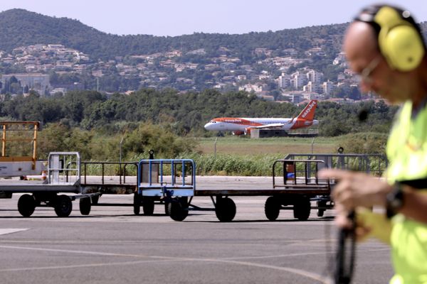 Alors que le principal aéroport varois connaît une baisse importante de sa fréquentation, le maire de Hyères, Jean-Pierre Giran, en appelle à Emmanuel Macron.