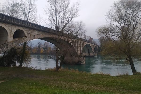 Le pont de Lagnieu enjambe le Rhône et permet de joindre l'Ain et l'Isère.