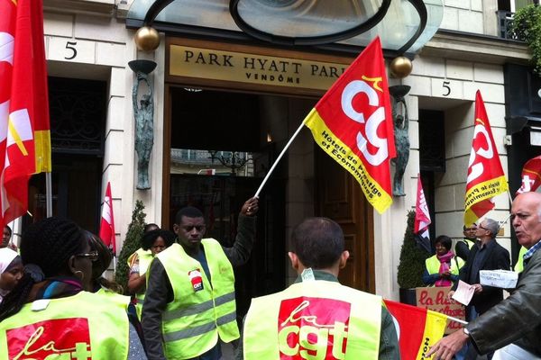 Le personnel sous-traitant travaillant à l'hôtel de luxe Park Hyatt à Paris en grève pour dénoncer leurs conditions de travail en septembre 2013.