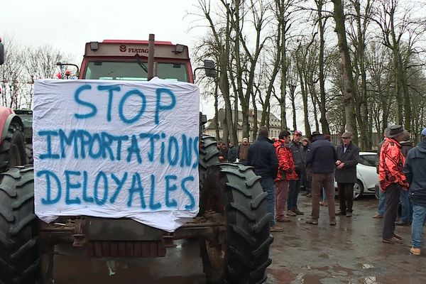 Une pancarte dénonçant les "importations déloyales" que la loi Egalim est censée éviter, lors d'un rassemblement d'agriculteurs à Senlis, le 22 février.