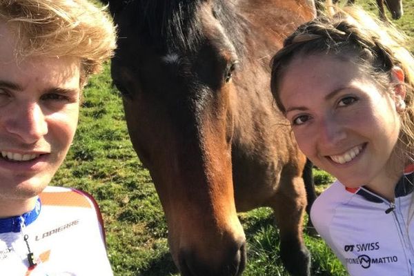 Léo Vincent et Avril Laheurte sont deux cyclistes en repos forcé. Cela leur permet de passer du temps avec leurs chevaux.