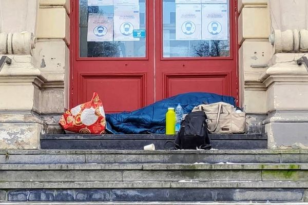 Le dernier rapport du collectif Les Morts à la rue révèle qu'au moins 826 personnes sans-abris sont décédées en 2023. Un nombre qui n'avait jamais été atteint auparavant.