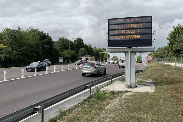 Jeudi 15 août, une voiture grise circulait à contresens dans le secteur de Reims, sur l'A4