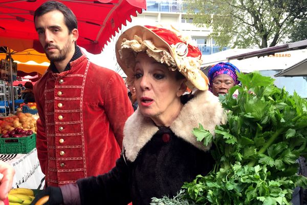 Mémé Rodéo fait son marché dans la quartier Bellevue à Nantes avec un des Liliputiens de Royal de luxe, le 22 novembre 2019