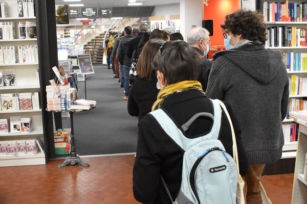 A la librairie des Volcans de Clermont-Ferrand, on n'avait jamais connu une telle affluence, même lors de la réouverture.