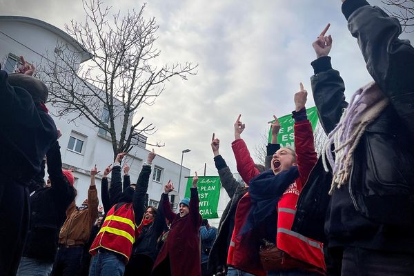 Les manifestants s'opposent au vote du budget des Pays de la Loire devant l'hôtel de région