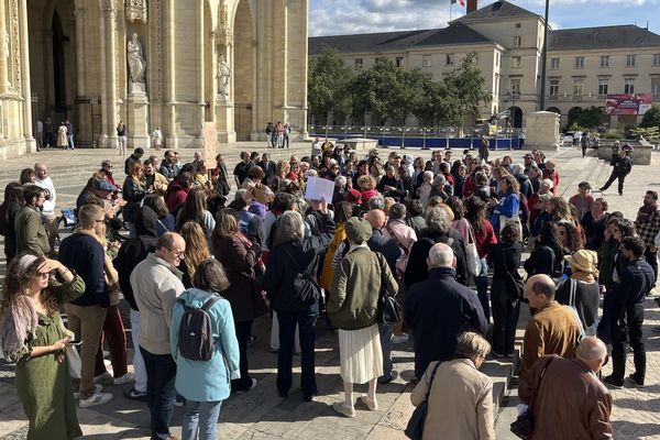 Environ 100 personnes étaient rassemblées devant la cathédrale en soutien à Gisèle Pélicot ce samedi 14 septembre.