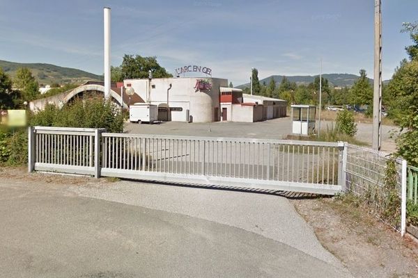 Un bâtiment annexe de la discothèque L'arc-en-Ciel à Quincié-en-Beaujolais a brûlé samedi 4 janvier vers 19h, sans faire de blessés. Le bâtiment principal n'a pas été touché et devrait pouvoir rouvrir.