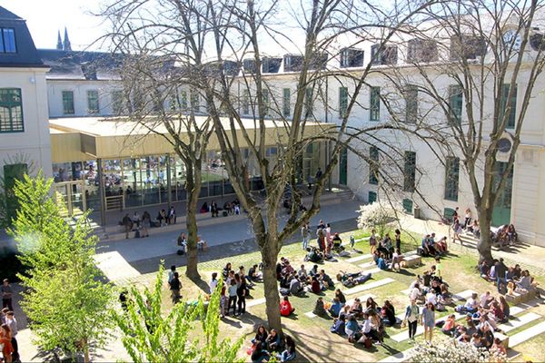 Cour des Pères à l'intérieur du Campus Sciences- Po Reims  