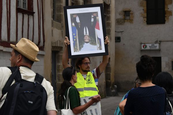 En début d’année, un collectif écologiste avait décroché le tableau d’Emmanuel Macron dans plusieurs mairies avant de manifester avec en mage du G7 de Biarrtiz.