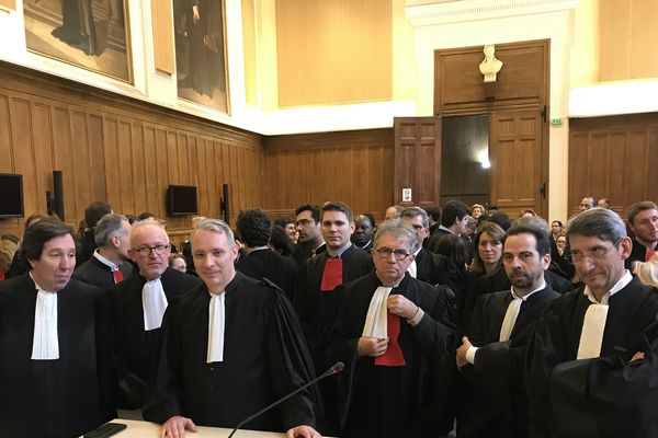 13/02/2020. Pas d'apaisement chez les avocats du barreau de Tours. Ils étaient une centaine à manifester ce 13 févier au tribunal. 