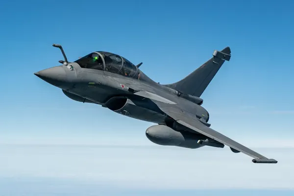 Le Rafale en plein vol. "Cet avion qui avait du mal à se vendre, vient d'être acheté par un troisième pays européen", se réjouit un représentant syndical de Dassault aviation en Gironde, au lendemain de la vente de 12 Rafale à la Serbie signée le 29 août 2024.