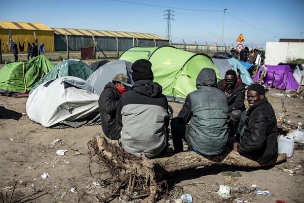 Des migrants à Calais le 31 mars 2020, en plein début de crise sanitaire. 