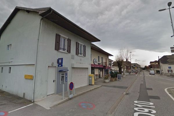 Le distributeur automatique de la Poste de Vallières (Haute-Savoie) cambriolé lundi 7 octobre 2019.