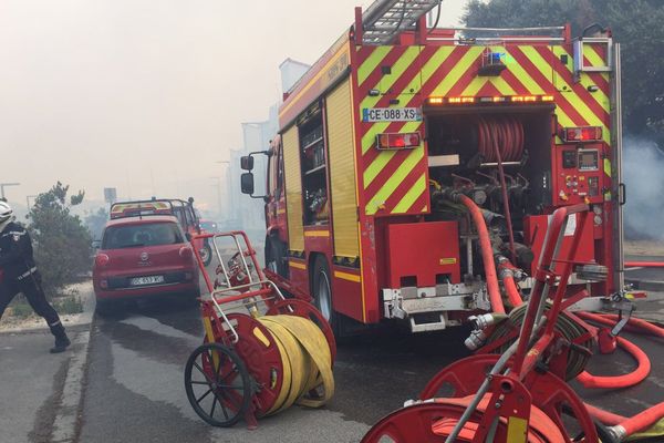 250 pompiers et 70 Gendarmes engagés pour tenter d'éteindre le feu au nord de Montpellier le 6 septembre 2017