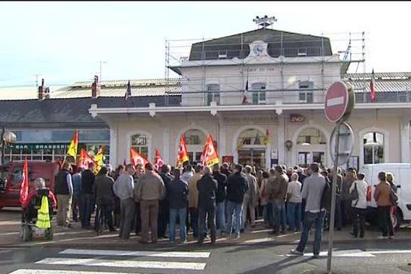 La manifestation a eu lieu sur le parvis de la gare d'Aurillac (15).