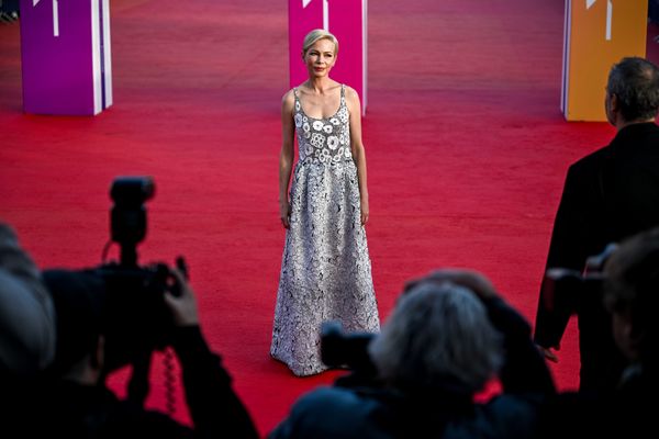 Michelle Williams a reçu un Deauville Talent award, ce jeudi 12 septembre, sur la scène du CID. En cette 50ᵉ édition, le festival a tenu à saluer la belle carrière de l'actrice. La star a également inauguré sa cabine de plage sur les planches.