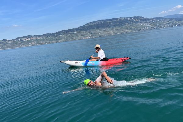 Stève Stievenart a traversé le lac Léman entre Château Chillon et Genève (71,2 kilomètres) en 35 heures et 58 minutes.