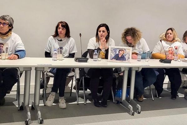 Un collectif regroupe désormais des familles de travailleurs morts. Pour lutter contre leur oubli, des photos des victimes sont partagées.