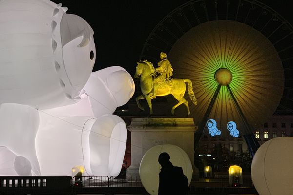 Le spectacle des "Anooki", place Bellecour, a transformé la statue de Louis 14 en jouet pour enfant, à l'occasion de la Fête des Lumières 2018. 