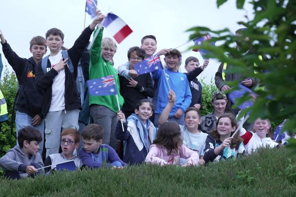 Les collégiens présents dans le public lors du passage de la flamme au mémorial national australien de Villers-Bretonneux.