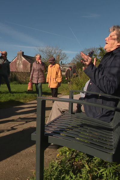 Bancs, assis-debout, poignées sur les poteaux de signalisation... Brest expérimente un tout nouveau mobiliser urbain à destination des personnes âgées