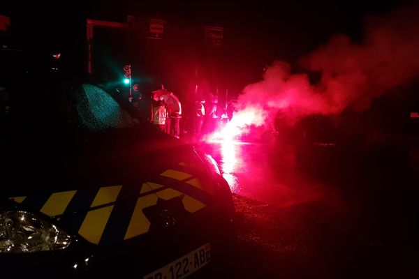 L'accès aux ferrys empêché par les manifestants contre la réforme des retraites à Ouistreham 