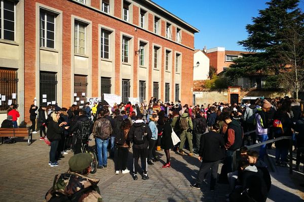 Devant le lycée Saint Sernin, des lycéens et des étudiants se réunissent en assemblée générale avant le départ pour la manifestation à Toulouse.