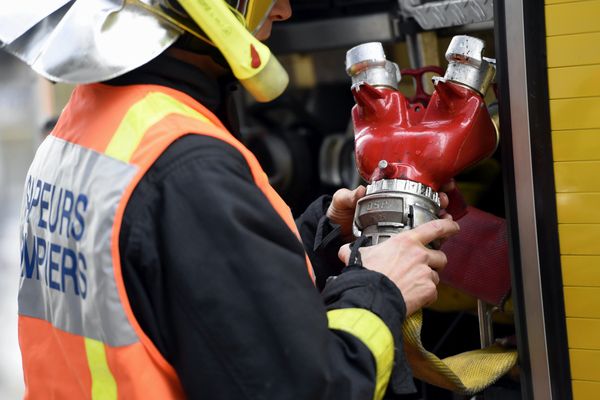 Le feu a pu être rapidement maîtrisé par les pompiers, mais deux hommes ont été intoxiqués par les fumées.