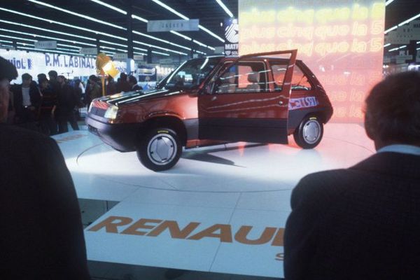 Photo prise le 04 octobre 1984 d'une Renault Super 5, exposée sur le Salon de l'automobile à Paris