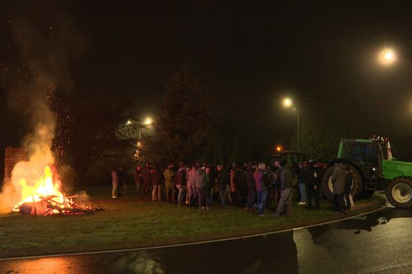 Des agriculteurs du Cantal ont allumé des feux de la colère à Aurillac.