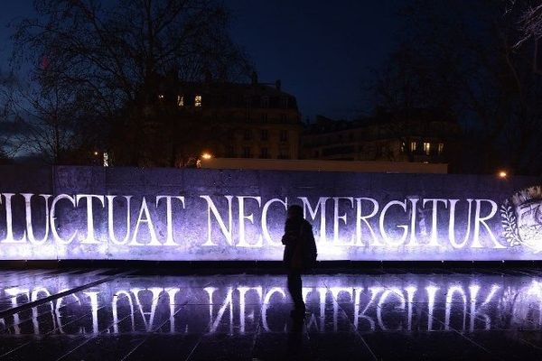 Le café place de la République rebaptisé "Fluctuat Nec Mergitur" 