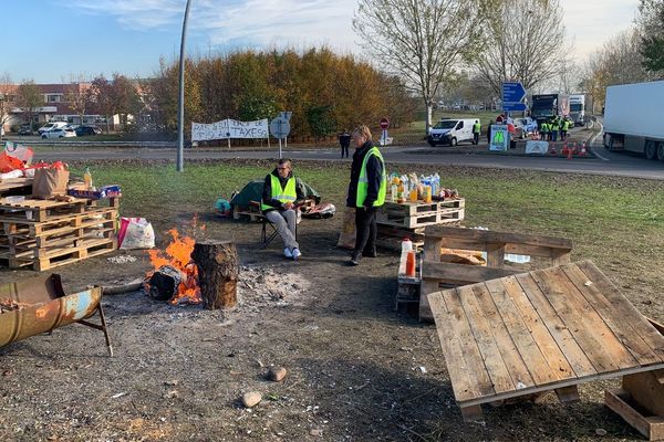 Des gilets jaunes à la sortie Eurocentre de l'A62 au nord de Toulouse