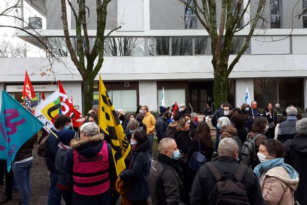 Rassemblement devant le rectorat de Bordeaux le 16 décembre après la réception des lettres de sanction pour trois enseignants du lycée Mauriac de Bordeaux. 