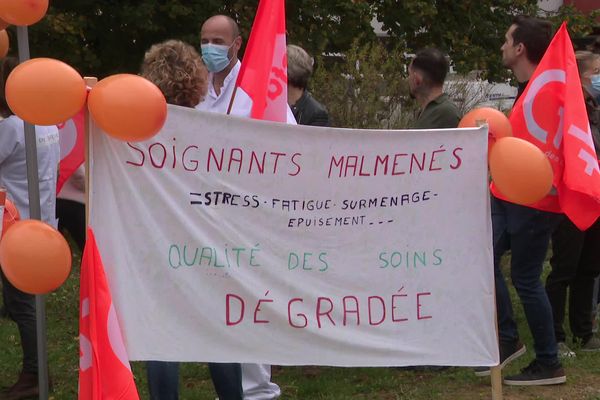 Des salariés de l'Établissement de santé de Quingey rassemblés ce jeudi 19 octobre 2022.