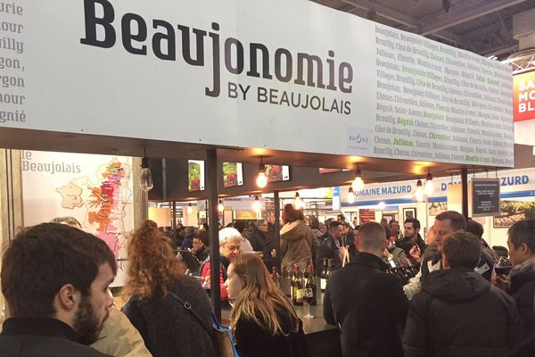 La "beaujonomie", c'est le nouveau positionnement marketing du Beaujolais, pour rajeunir l'image des vins et aussi la clientèle. Concept fumeux ou vrai révolution, l'avenir le dira, puisque les objectifs de l'interprofession sont fixés à 10 ans. 