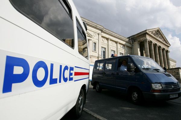 Un homme était activement recherché dans la Vienne, pour l'enlèvement et le viol dimanche d'une fillette de 9 ans, qui a été retrouvée sauve depuis. Il a été interpellé lundi à Saumur et déferré mercredi