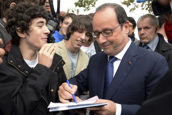 François Hollande signant le mot d'absence du lycéen charentais.