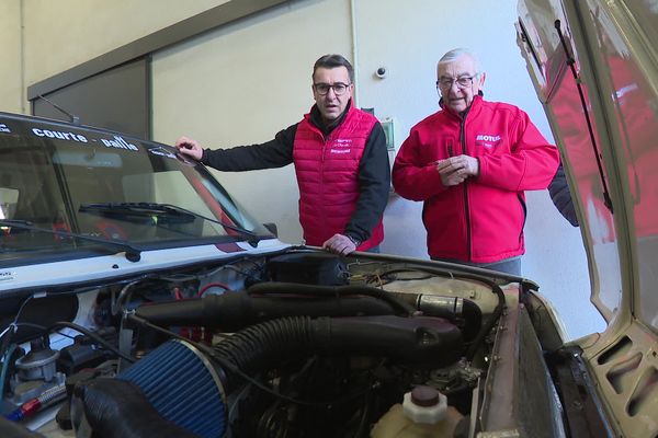 Les Dumond, père et fils, 80 et 50 ans au compteur, se préparent pour le Rallye de Monte-Carlo Historique 2025.