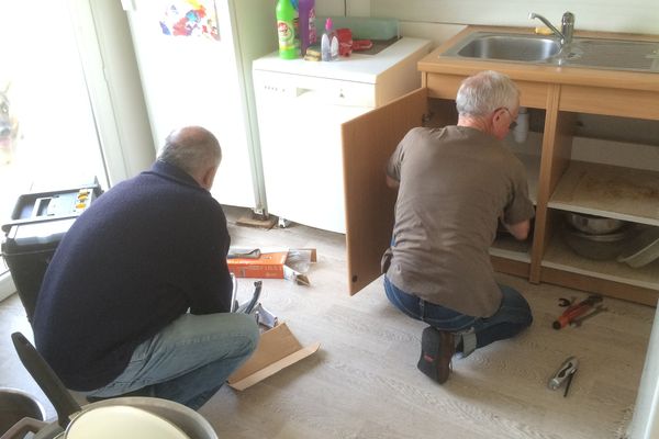 Jean-Paul et André, bénévoles d'Habitat et Humanisme interviennent dans un appartement de Commequiers (85)