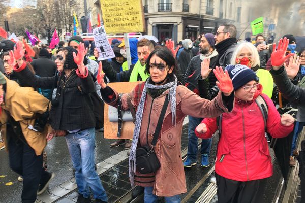 Plusieurs centaines de manifestants se sont mobilisés à Bordeaux ce 5 décembre