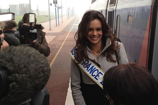 Marine Lorphelin, Miss France 2013, est rentrée chez elle en Saône-et-Loire, où elle passera les fêtes de fin d'année en famille.