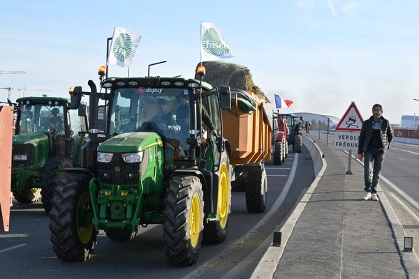 La mobilisation agricole se poursuit en Occitanie, et prend une autre forme. Un convoi est ce matin sur une plateforme logistique d'hypermarchés.