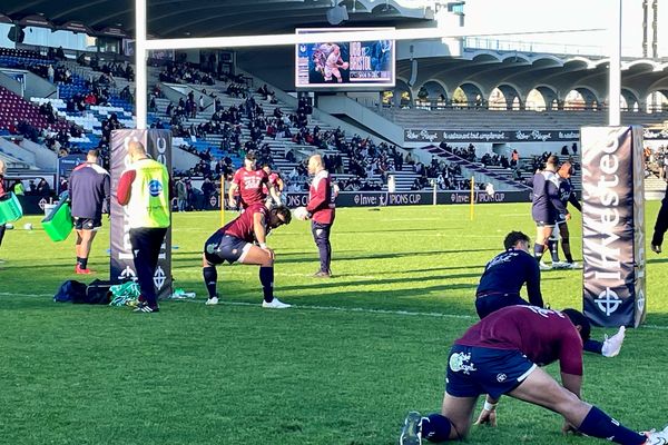 L'UBB, l'Union Bordeaux-Bègles, face à Bristol. Les joueurs de l'UBB sont à l'échauffement au stade Chaban.