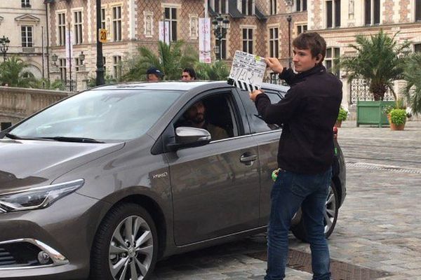 Jérémy, jeune Tourangeau, est machiniste et clapper pendant le tournage. Derrière lui, dans la voiture, David Kammenos, l'un des deux acteurs principaux. 